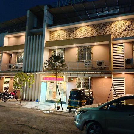 Hotel Nivara Navi Mumbai Exteriör bild